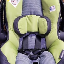 Evenflo Carseat with base- Holds 4-35lbs (Unisex)