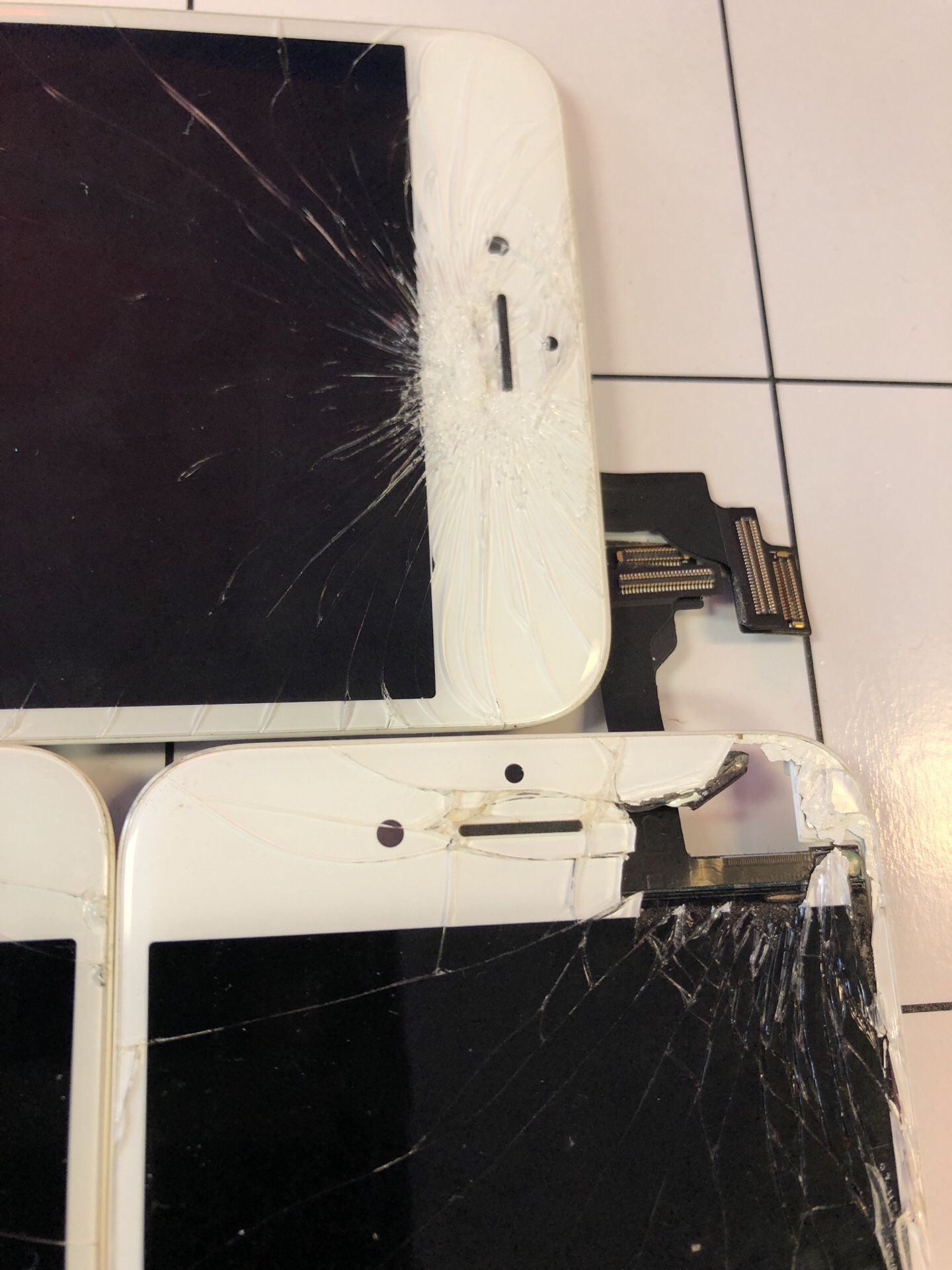 We fix broken iPhones/Samsung—-Smartphones!!!