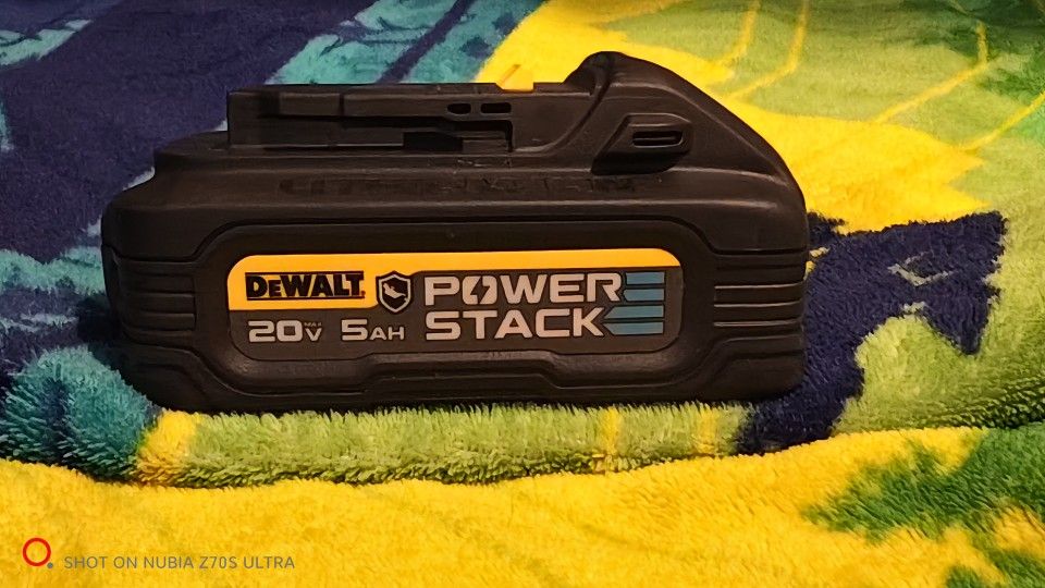 New Original DeWalt Power Stack 5AH Battery