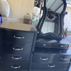 Dresser With Mirror 