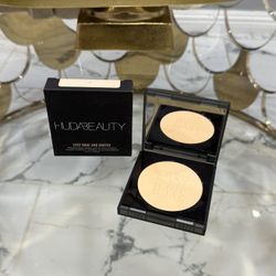 HUDA BEAUTY  Easy Bake and Snatch Pressed Talc-Free Brightening and Setting Powder