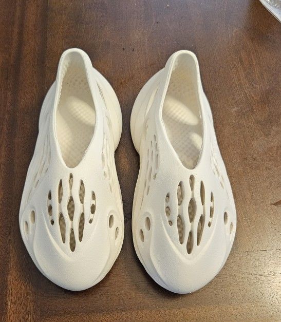 adidas Yeezy Foam RNNR SIZE 4