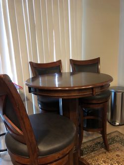 Pub/Bar Table with 3 chairs