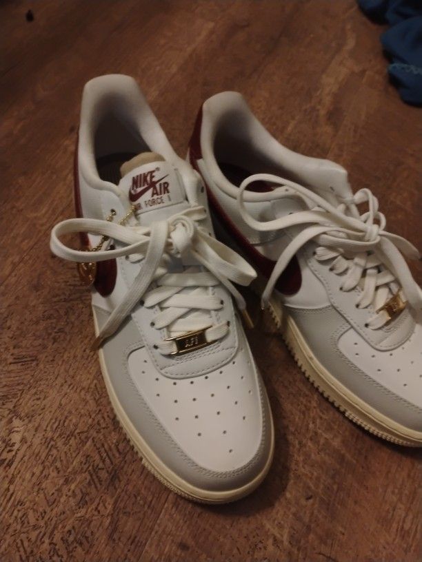 BRAND NEW Women's Nike Air Force I Sneakers Size 8.5 Never Worn New
