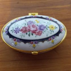 Vintage Oval Porcelain Trinket Box – Floral – Gold Trim – Excellent Condition
