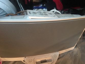 White Bose sound Dock speaker