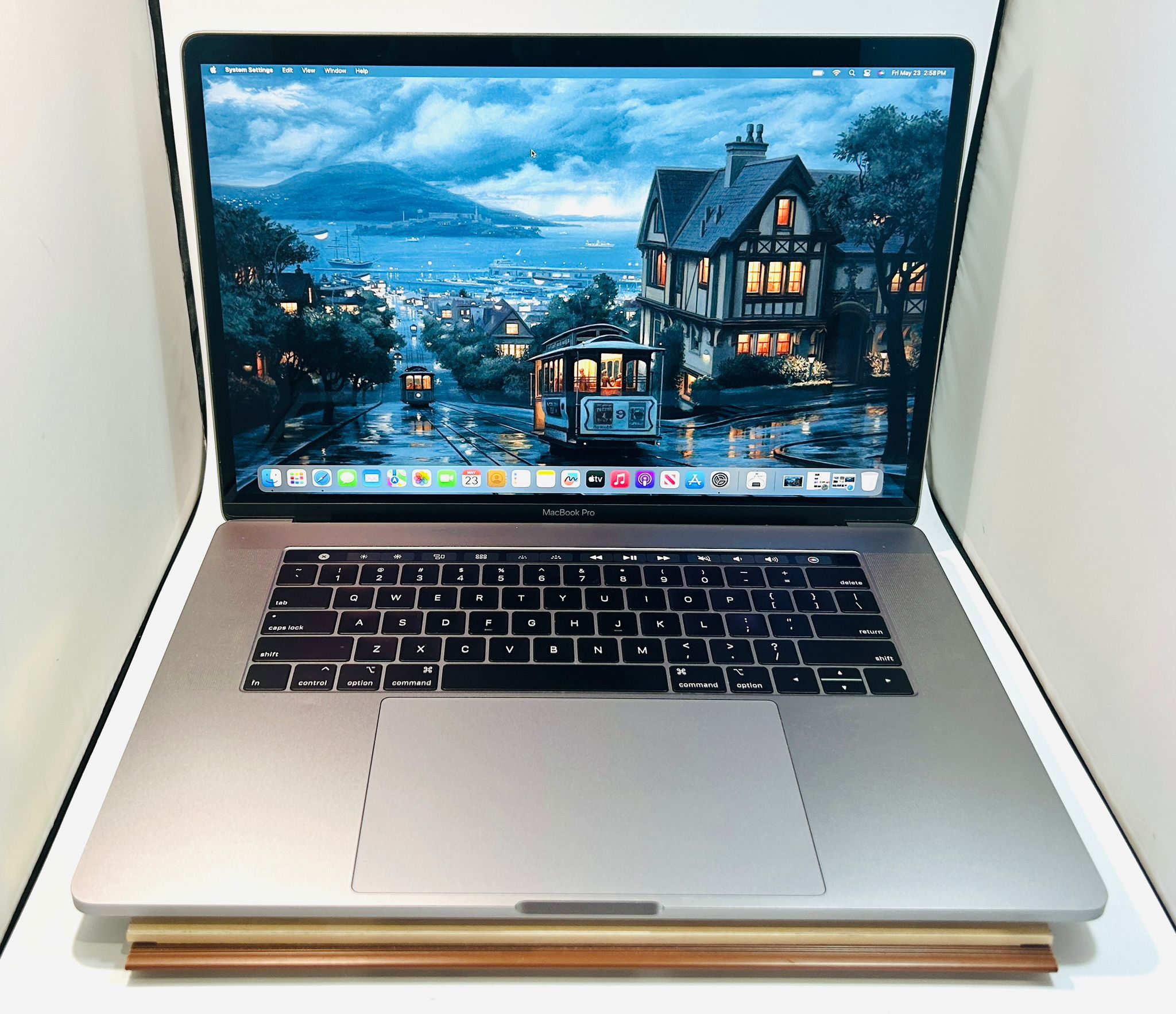 Apple MacBook Pro 15” 2019 6-Core i7 16GB 256GB TouchBar Radeon Pro 555X