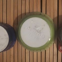 Le cruset pieces  with salt and pepoer shkers