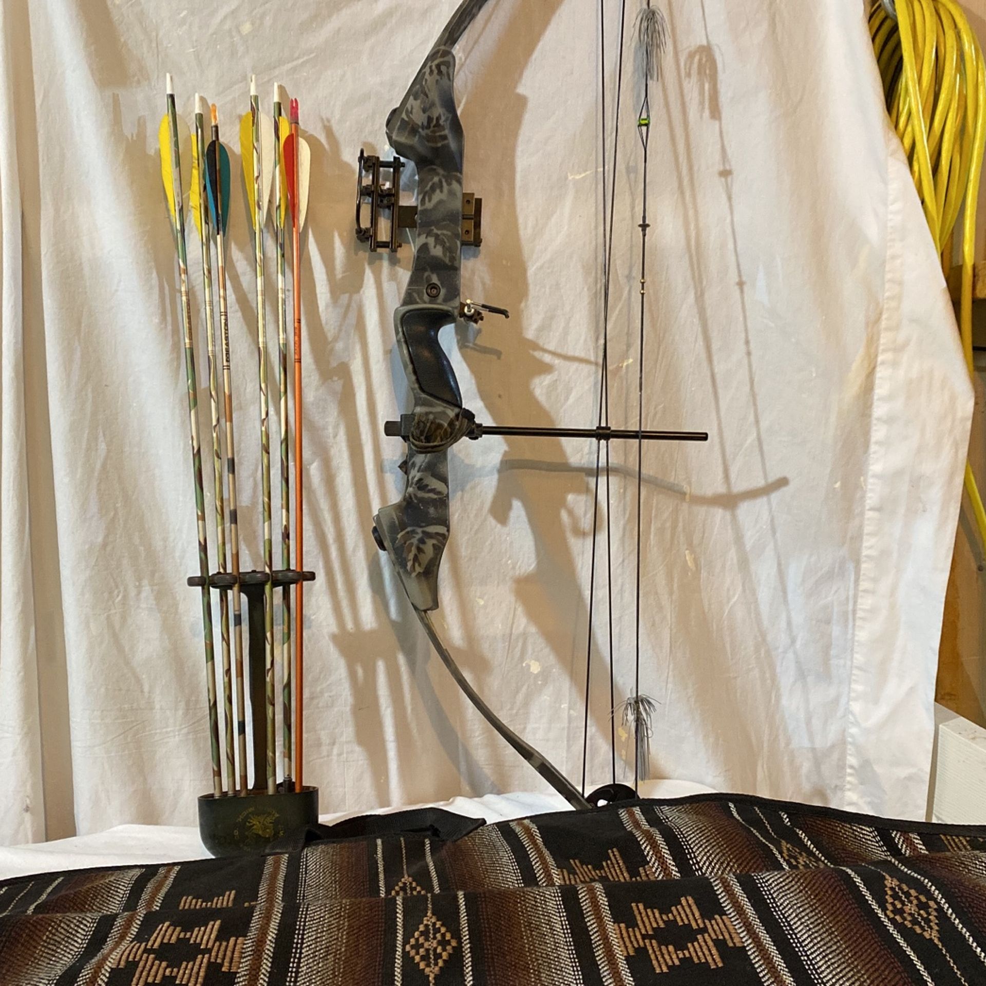 Myles Keller Bow Hunting Set With Arrows And Carrying Case