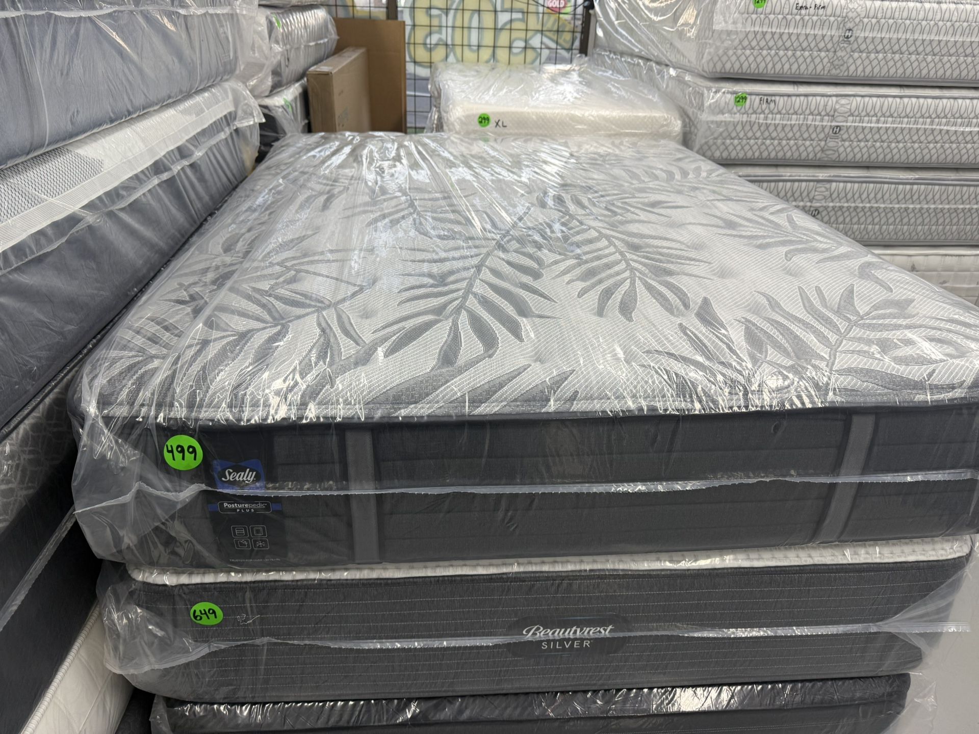 QUEEN SIZE SEALY POSTUREPEDIC PLUS MATTRESS & BOX SPRING BED SET