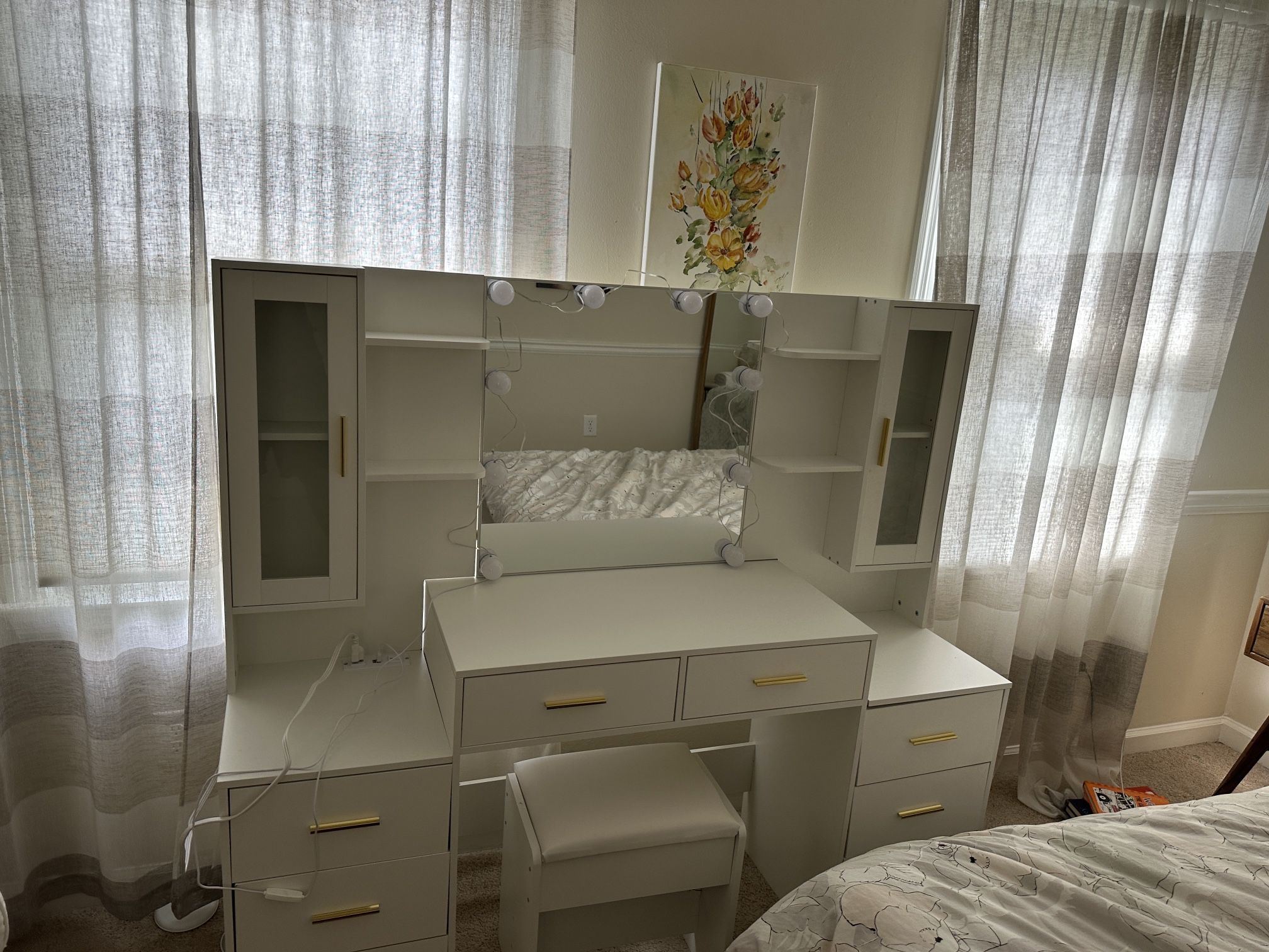 Beautiful White Vanity Set For Women Or Girls In Wonderful Condition