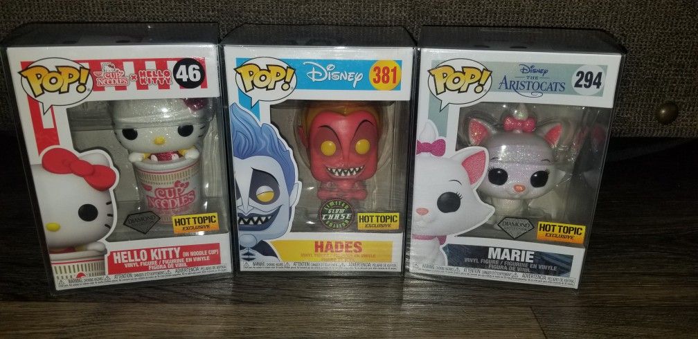 Disney Funko pop Hot Topic Exclusive With protector Cases