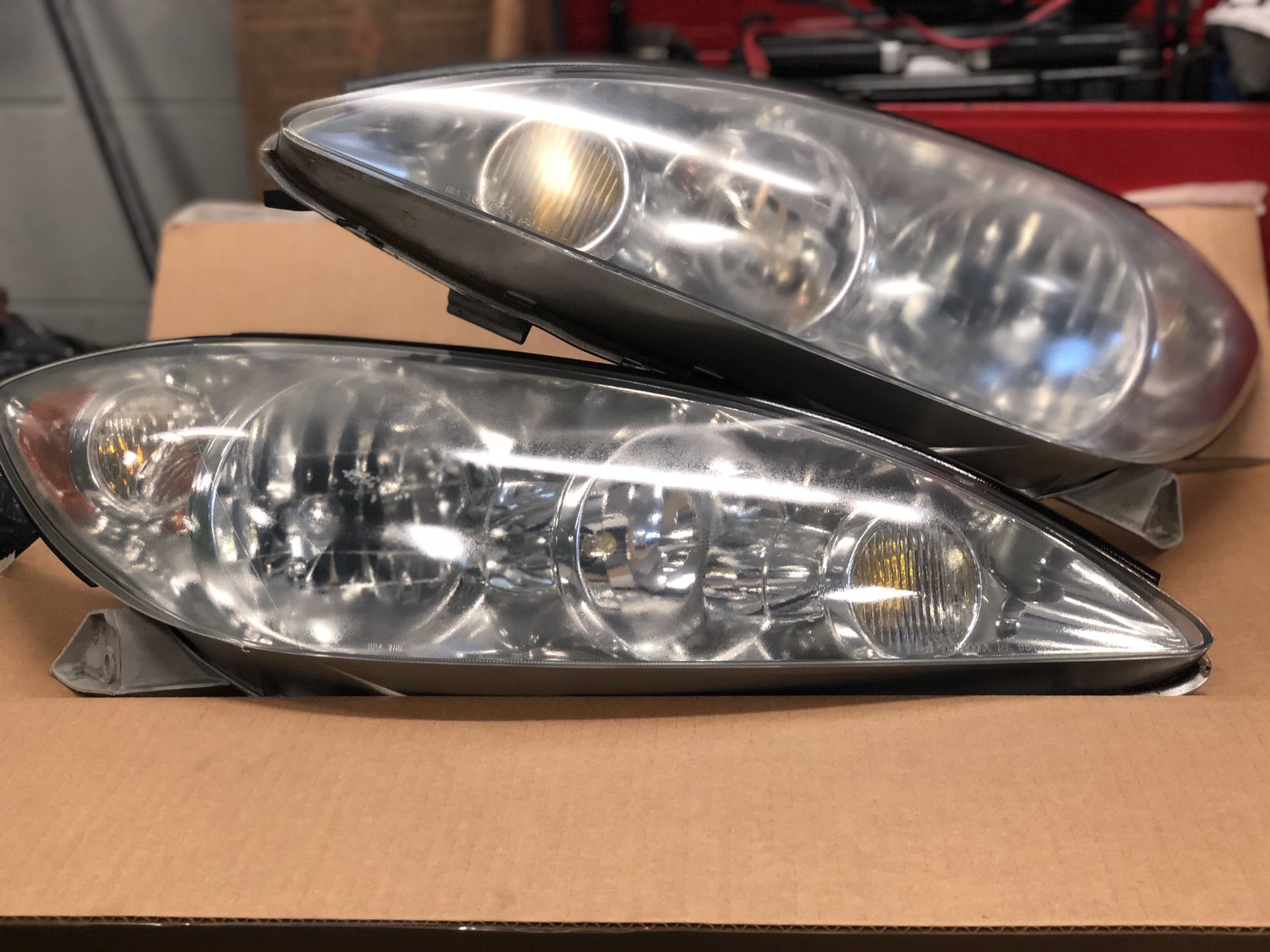 |Refurbished| 2005 Toyota Camry Headlights (comes with all bulbs)