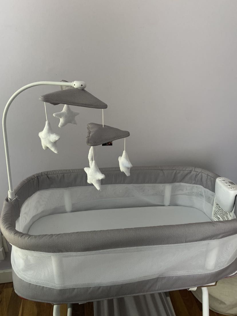 Simmons Kids' Shooting Star Rocking Bassinet with Airflow Mesh - Platinum