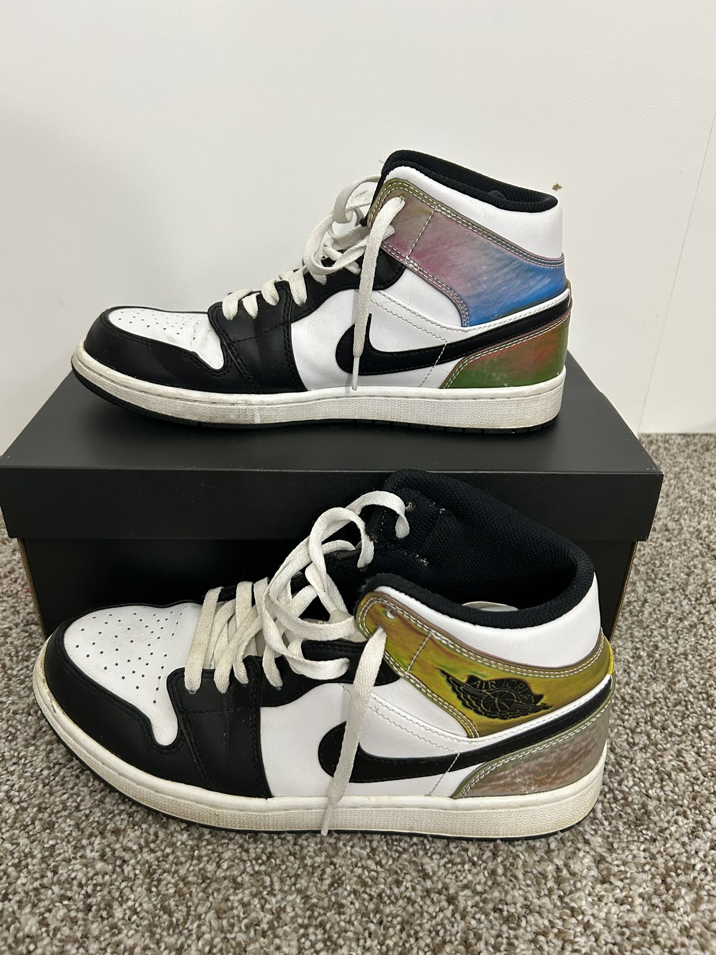 Air Jordan 1 Mid SE, DM7802 100 Black/White High-Top Sneakers with hologram 
