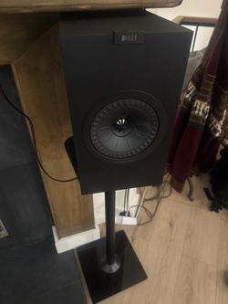 KEF Bookshelf Speaker with Stand and Wiim amp