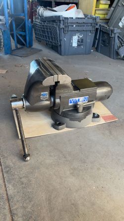 Bench vise 8”