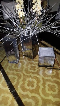 Este hermoso trío de vase para flores y velas decorado con una mezcla de pintura plateado haciéndola lucir como espejo son preciosas