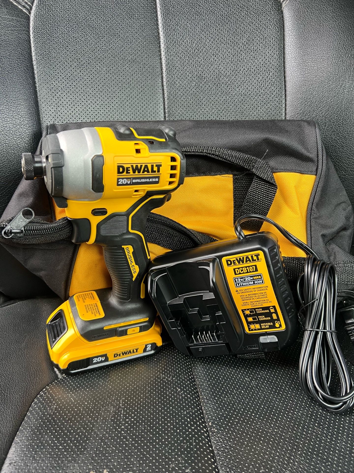 Dewalt 20v impact driver set with 2.0ah battery charger andbag