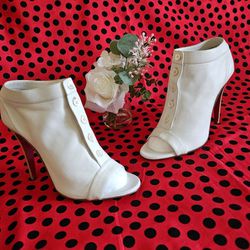 NDS Women's Christian Louboutin So Kate White Leather Designer Ankle Bootie Size 10 US (MINT)
