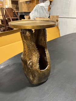 🔥 Warehouse Sale Metal Alligator Side Table 20.5”H, New ( original price $1200 )