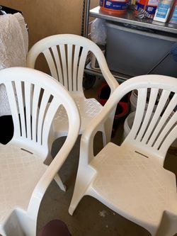 White Plastic Patio Chairs – Set of 3