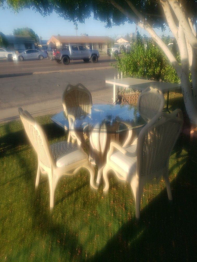 White Straw Dinner Glass Table
