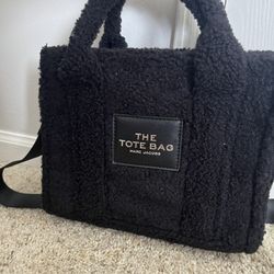 Marc Jacobs The Teddy Crossbody Tote In Black 