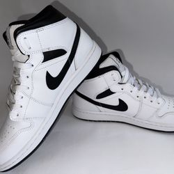 Size 9.5 Jordan AJ 1 Mid Shoe with Box