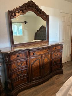 BEAUTIFUL DRESSER WITH MIRROR (MARBLE AND GREAT WOOD)