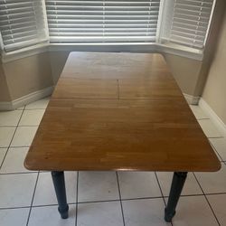 Extendable dining room table
