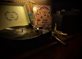 Portable Suitcase Bluetooth Turntable for Vinyl Record, Belt-Drive 3-Speed Stereo Turntable with Speakers, Support Power Bank Supply, RCA Audio Outpu