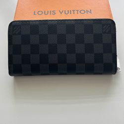 Louis Vuitton Black women’s wallet