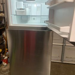  refrigerator, top and bottom. In good condition and clean, 