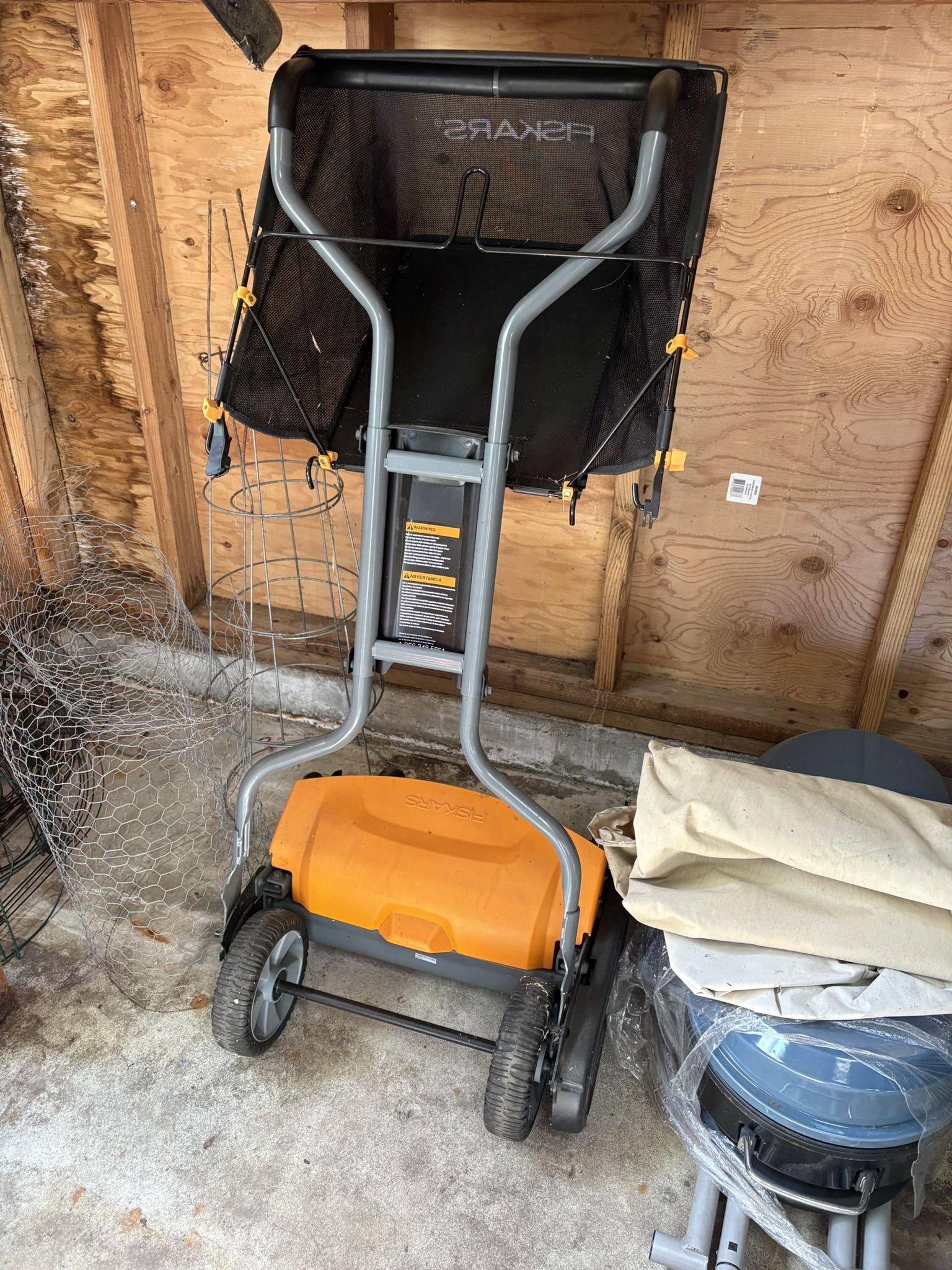 Fiskar Push Lawn Mower
