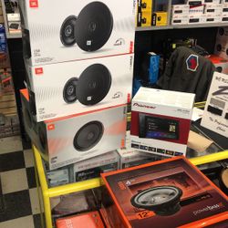 Pioneer Double Din With Bluetooth And 4 Speakers And Subwoofer 