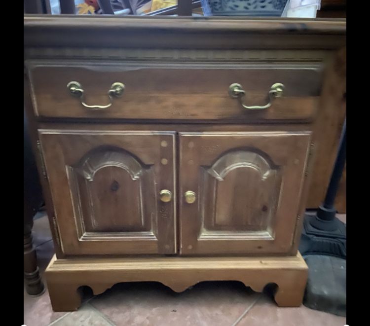 Beautiful Thomasville Solid Wood Vintage End Table