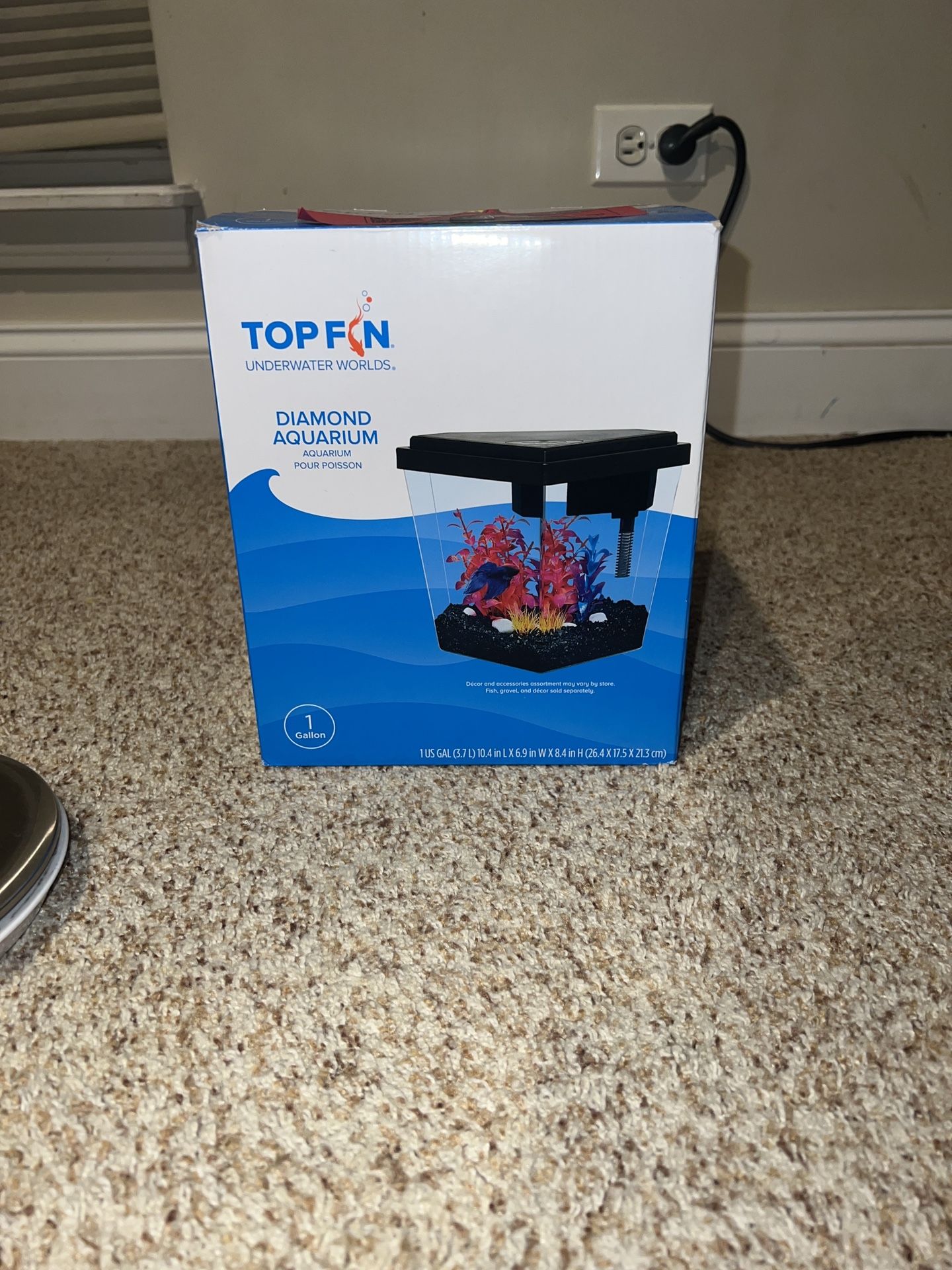 Top Fin Diamond Aquarium 1 Gallon. Goldfish food barely used. Plants in bag never used. Needs a filter