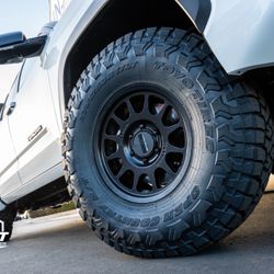 Method 703 17x8.5 +25 6x5.5 W/ 35” Toyo Rt Trail Package