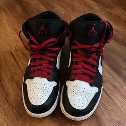 Jordan 1 Mids size 8