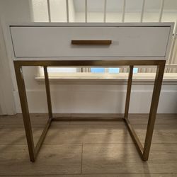 Toe White End Tables 