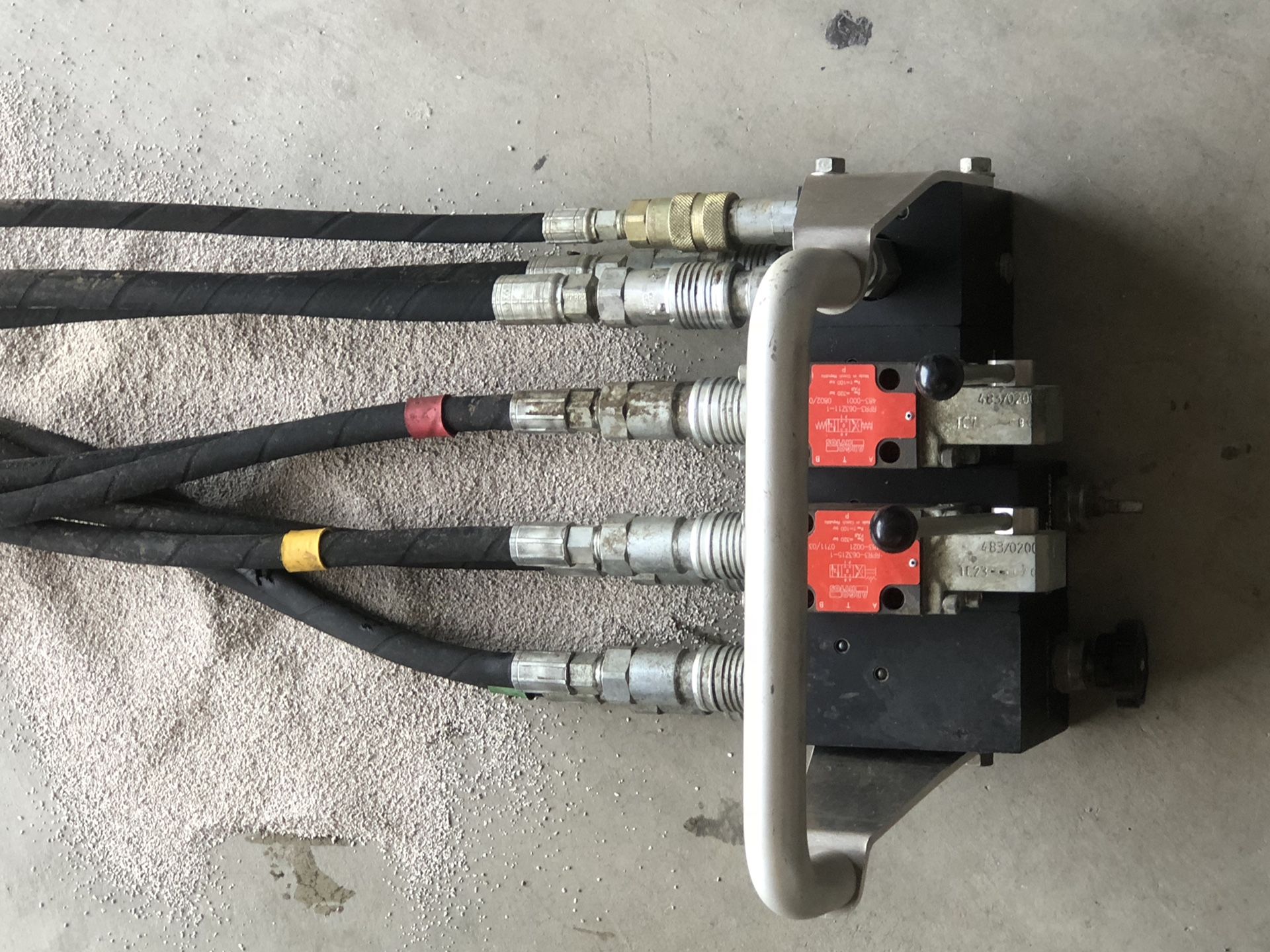 Hydraulic valve control and hoses