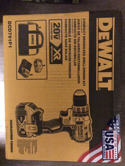 Dewalt 20 volt XR hammer drill kit set with 5.0 ah battery and charger and tool bag new