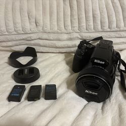 Nikon COOLPIX P1000 w/Accessories