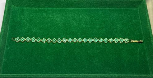 Green Floral Crystal Bracelet – Gold Tone 💚✨