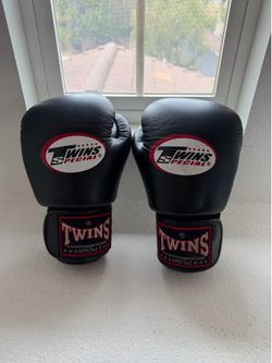 12 oz Twinz Muay Thai Gloves
