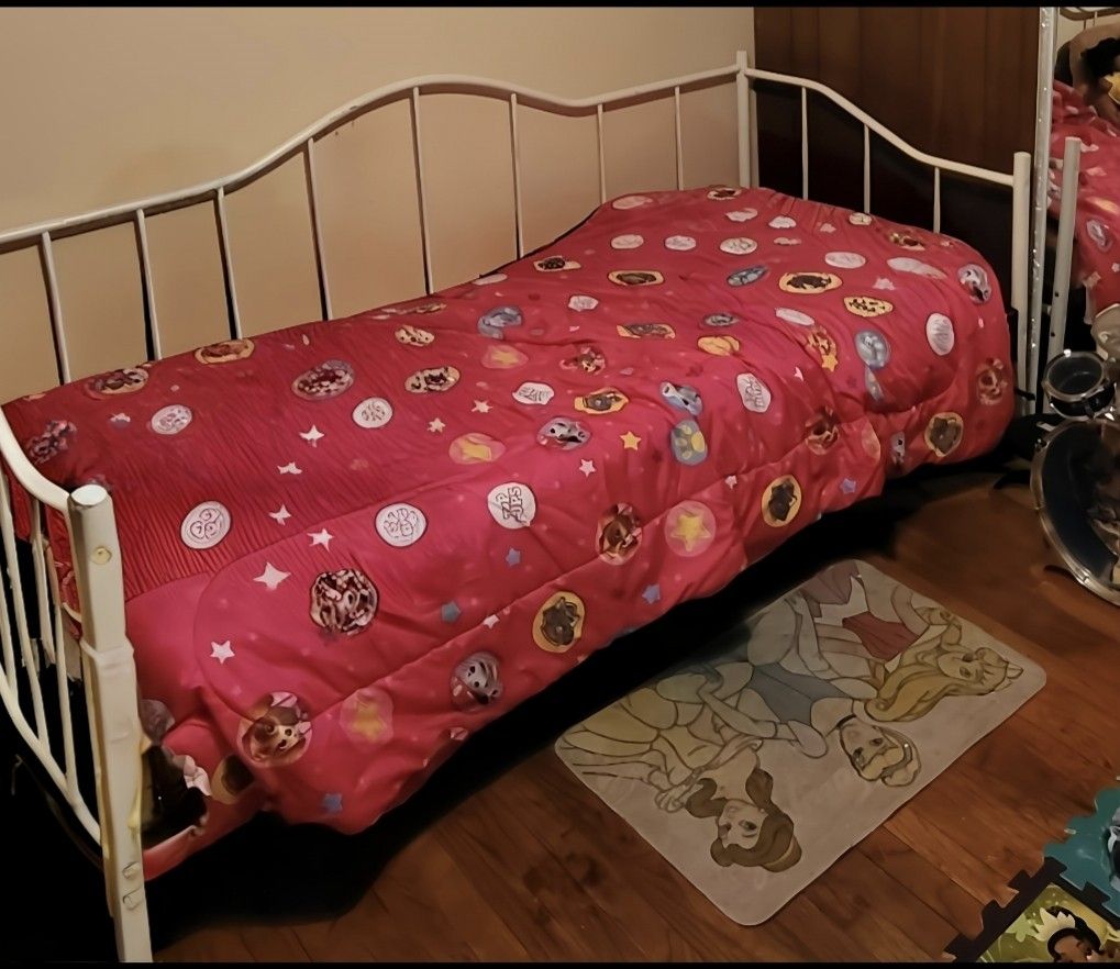 Twin Size Day Bed with Mattress and Comforter set