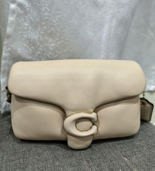 Coach pillow tabby off white/white