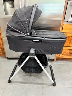 Nuna DEMI Next Bassinet + Stand - Caviar