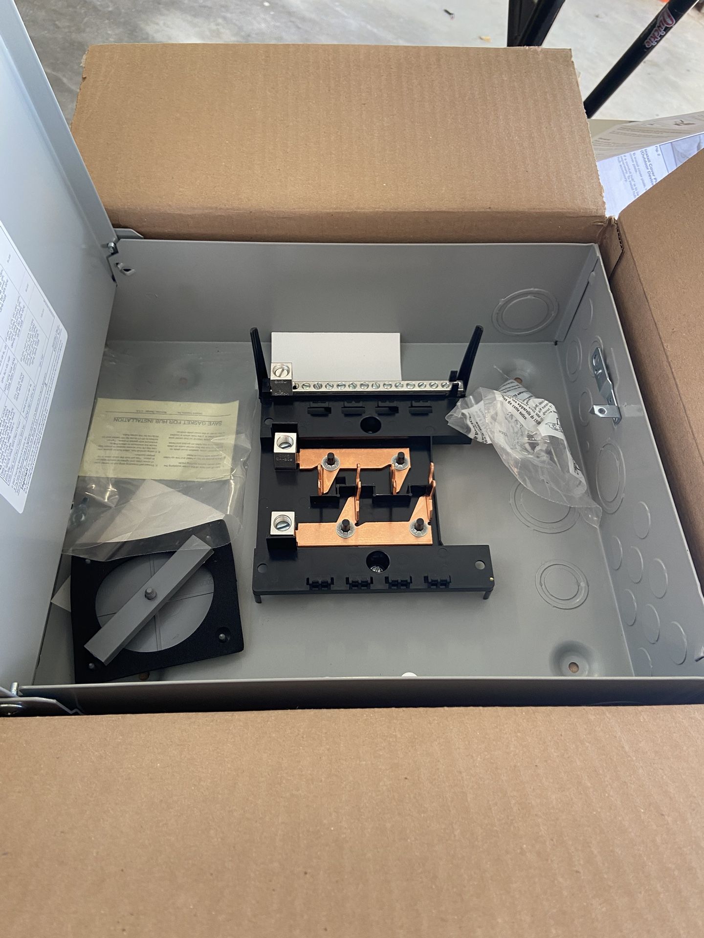 Breaker Panel Box: Eq 125 Amp Eight Space 16 Circuit Main Leg Outdoor ...